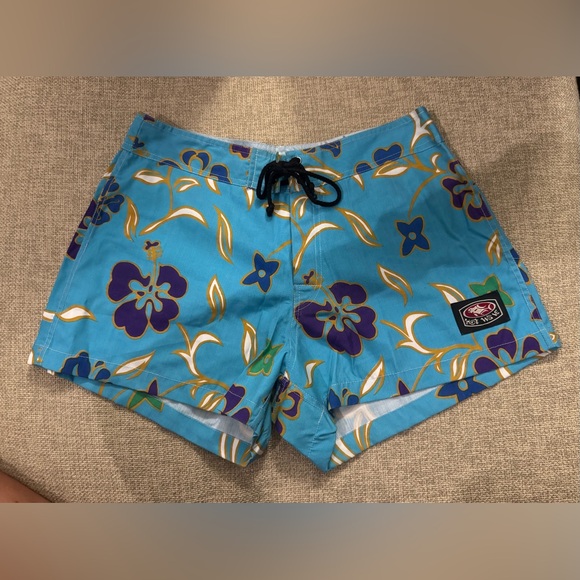 (NWT) Woman Blue Floral Athletic Shorts - Picture 1 of 2